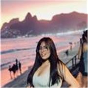 Me defino como una profesora paciente, dinámica y muy comprometida con el progreso de mis estudiantes. Creo en las clases práctica