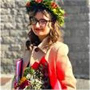 Laureata in chimica con 110 e lode impartisce lezioni di chimica e matematica agli studenti di scuola ed università.