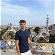 Hola, mi nombre es Nicolás, tengo 20 años y actualmente estudio ADE Bilingüe. Cuento con el First Certificate in English (FCE), lo