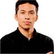 Entrenador de fútbol brinda clases personalizadas para mejorar técnica y rendimiento