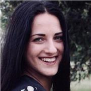 Chica italiana con su sonrisa y su pasión por la enseñanza imparte lecciones de italiano. Su metodología es aprender con pasión