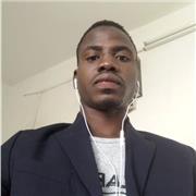 Professeur de Français donnant des cours aux jeunes en les aidant pour les devoirs et les compositions