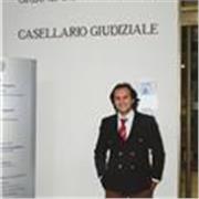 Avvocato, laureato in Giurisprudenza con il massimo dei voti, offre lezioni nelle discipline del diritto privato e pubblico