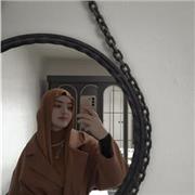 Abiturientin die Schüler bis der 10te Klasse Unterichten kann