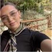 Paciente, divertida y social. Niños de todas las edades.