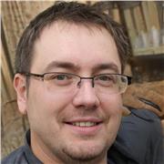 Profesor de informática da clases de administración de servidores, redes y políticas de seguridad.