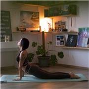 Insegnante certificata RTY200 offre percorso yoga per principianti