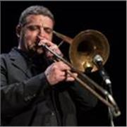 Docente di tromba e trombone e basso tuba impartisce lezioni su impostazione di base, solfeggio, armonia, jazz, ecc