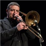 Docente di tromba e trombone e basso tuba impartisce lezioni su impostazione di base, solfeggio, armonia, jazz, ecc