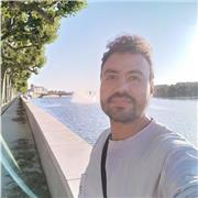 Hablante de español como lengua materna, con experiencia docente en universidades y herramientas de psicología para el aprendizaje