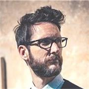 Creativo pubblicitario con lavori per The Jackal e Brignano. Lezioni di scrittura creativa e intelligenza emotiva. Roma e online.