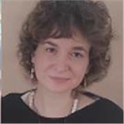 Studentessa di mediazione linguistica impartisce lezioni di italiano per stranieri