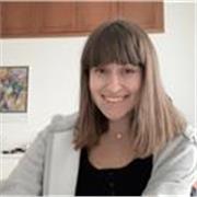 Studentessa universitaria impartisce lezioni di inglese