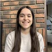 Profesora de apoyo escolar especializada en educación primaria en clases presenciales