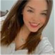 Profesora que enseña teorías del aprendizaje referidas a la psicología