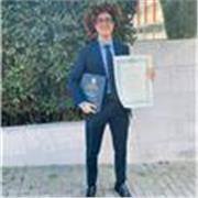 Studente laureato in ingegneria impartisce lezioni di matematica a studenti di scuola media e superiore