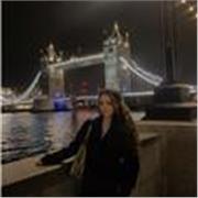 Profesora de guitarra para nivel de iniciación en niños.