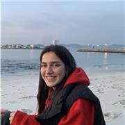 Soy una estudiante de primero de carrera (Comercio) en Vigo, siempre se me han dado muy bien los niños y creo que soy buena explicando la materia. Trataría con alumnos de primaria y la ESO, aunque podría hacer excepciones si pertenecen al bachillerato de