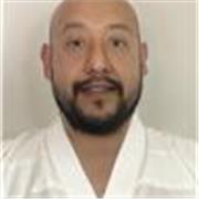 Sensei de karatedo imparte clases presenciales o en linea
