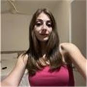 Ragazza universitaria disponibile nell'aiuto compiti