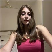 Ragazza universitaria disponibile nell'aiuto compiti