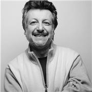 Docente di matematica con esperienza in discalculia impartisce lezioni a studenti di scuole medie e superiori