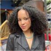 Profesora de Ciencias Políticas con Magíster en Políticas Públicas que imparte clases a todas las edades