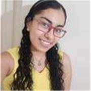 Profesor de matemáticas básicas imparte clases a niños de primaria y secundaria