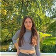 Profesora de marketing y comunicación para estudiantes principiantes