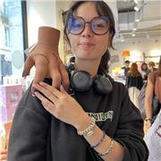 Le Français est une langue que j’affectionne et je serai heureuse de pouvoir te la faire découvrir et partager !