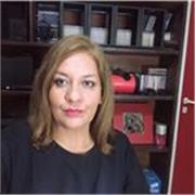 El profesor de español imparte clases a alumnos de habla inglesa mayor de 18 años