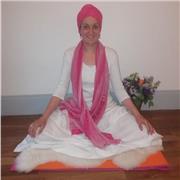 Professeur de yoga trilingue (anglais, français, espagnol) donne des cours de Kundalini yoga en ligne et en présentiel (Lyon)