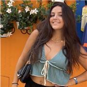 Alumna de Bachillerato tecnológico, clases de nivel de primaria