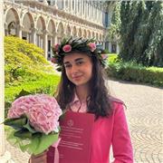 Studentessa universitaria offre aiuto compiti per bambini della primaria e medie