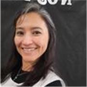 Profesora de español imparte clases a niños y adultos