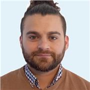 Profesor de Academia imparte clases de programación en varios lenguajes para varias niños jóvenes y adultos