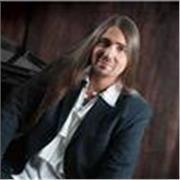 Laureato in Conservatorio in Pianoforte e
Musica da Camera con esperienza pluriennale,
impartisce lezioni di Pianoforte.