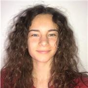 Me defino como una persona apasionada por ayudar a la gente y poder fomentar la curiosidad y creatividad de los niños.