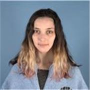 Estudiante recién graduada de un grado medio a punto de empezar un curso, podría dar clase a niños de infantil.