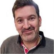 Graphiste senior donnant des cours de PAO avec pédagogie et savoir-faire.