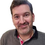 Graphiste senior donnant des cours de PAO avec pédagogie et savoir-faire.