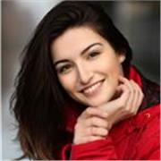 Ho 27 anni, ho vissuto a Londra due anni formandomi in dizione Rp inglese, lavorando anche come performer e insegnante di italiano in Inghilterra. Ho conseguito la certificazione MIUR al terzo livello e tra poco darò l' esame successivo. Orario flessibile