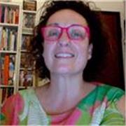 Insegnante di scuola secondaria di 1° grado con anni di esperienza, specializzata nell'insegnamento dell'italiano