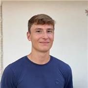 Estudiante universitario con títulos tanto de inglés como francés