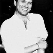 Avvocato abilitato ed ex assistente di diritto costituzionale impartisce lezioni di diritto a studenti di scuole superiori e università