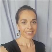 Insegnante di inglese con oltre 10 anni di esperienza, certificati C1 e CELTA, disponibile per lezioni ad adulti e bambini.