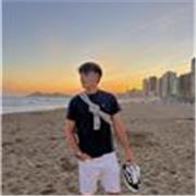 Profesor de forma presencial que practica muchos deportes de manera habitual y estudiante de lenguas