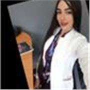 Profesora titulada en medicina con cinco años de experiencia en docencia universitaria 