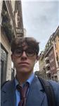 Studente di medicina che dà lezioni di chimica, organica e inorganica