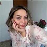 Hola, me llamo Ryma, tengo 26 años y doy clases de francés desde hace ya 5 años. 